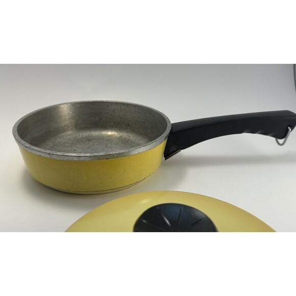 Small Club Aluminum Yellow Sauce pan/pot with lid - Picture 6 of 9